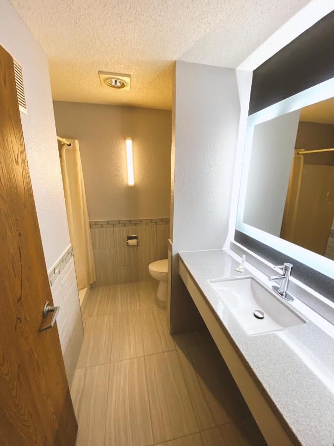 Coratel Inn & Suites By Jasper Hastings מראה חיצוני תמונה