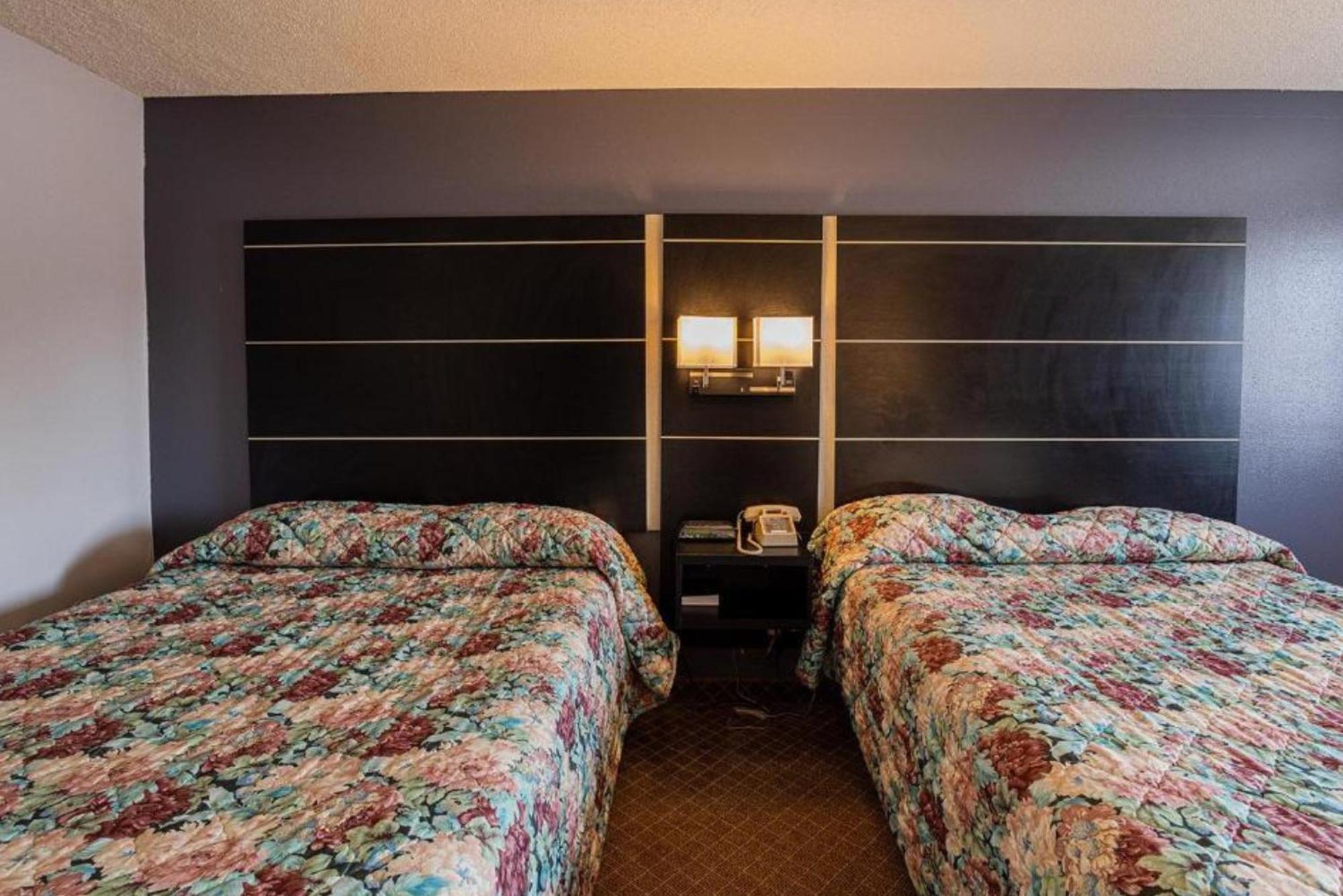 Coratel Inn & Suites By Jasper Hastings מראה חיצוני תמונה