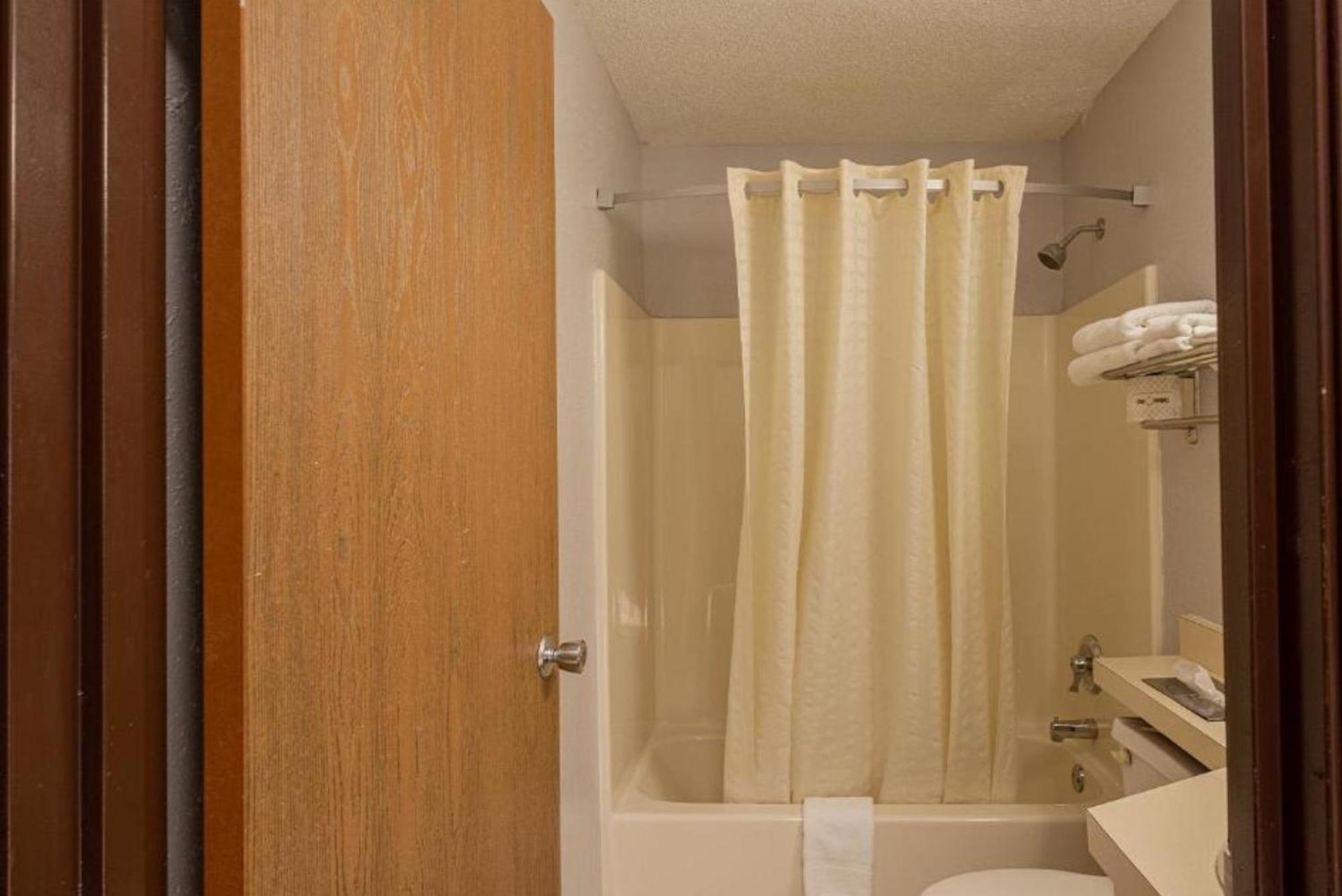 Coratel Inn & Suites By Jasper Hastings מראה חיצוני תמונה