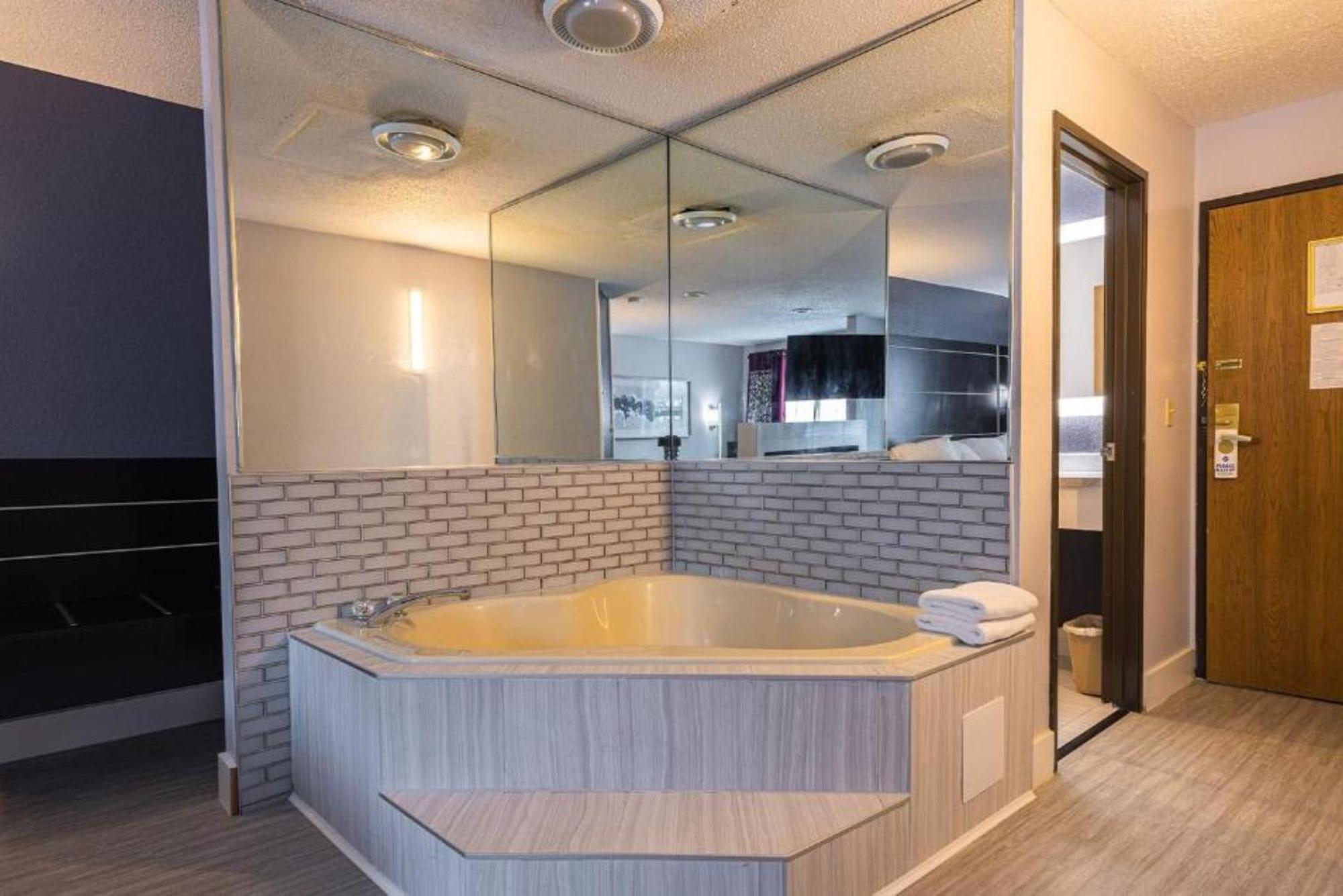 Coratel Inn & Suites By Jasper Hastings מראה חיצוני תמונה